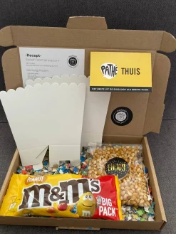Kadoosje Kerstpakketten^Filmpakket - Pathe Thuis - Cadeaupakket Met Film Voucher - Popcorn Met 2 Mini Popcornbakken En Recept - Brievenbus