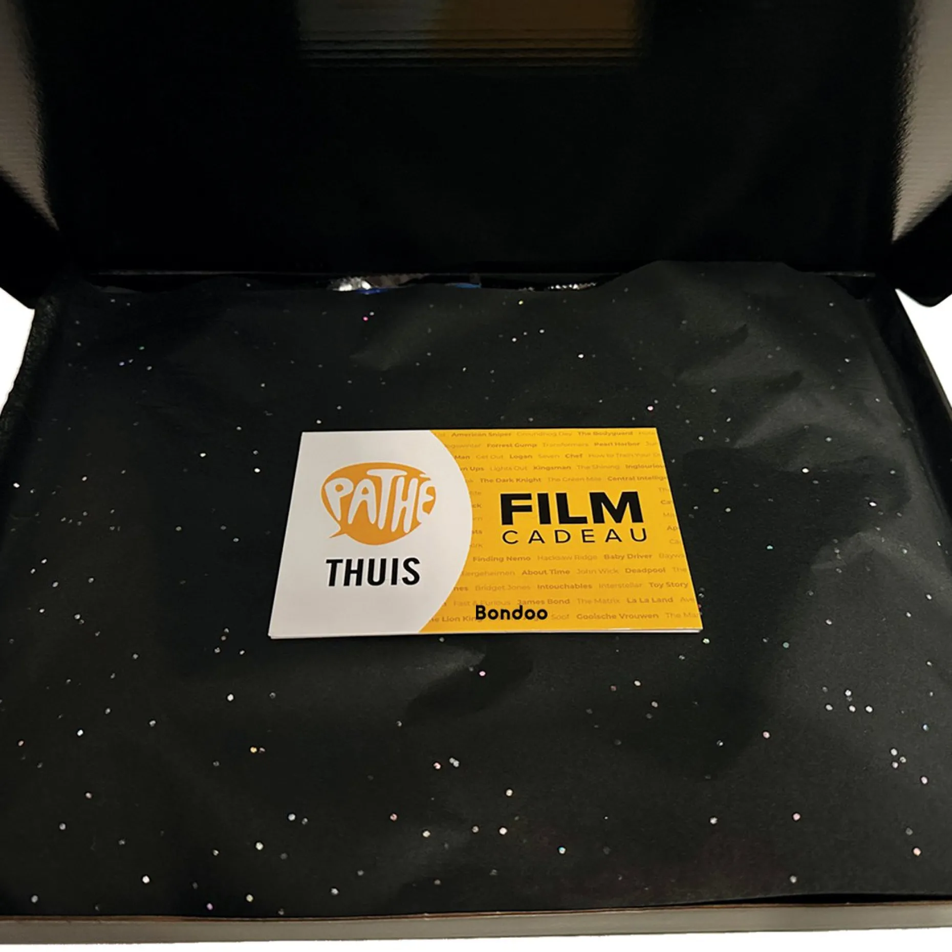Bondoo Kerstpakketten^Filmpakket Xl - Pathe Thuis - Cadeaupakket Met Film Voucher - Brievenbus - Kerstcadeau