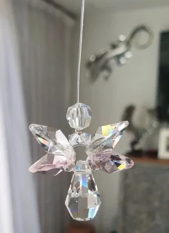 CrystalDesign Geluksengel Raamhanger, Gemaakt Met O.A. Swarovski Kristallen (32% Volloodkristal) Suncatcher, Beschermengel, Engel, Engeltje, Kristal, Kerstengel, Kerst, Kerstdecoratie, Raamdecoratie, Cadeau, Tuin, Woondecoratie, Raamkristal,Kerstpakket,Hanger Roze Fashion