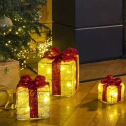 Haushalt International Verlichte Kerstfiguren^Hhi Led Geschenkdoos - 3 Delig - 3 Maten - Goud/Geelkleurig Met Rode Strik