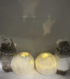 Impuls Verlichte Kerstfiguren^Kerstbeeldjes Kinderen Met Sneeuwbal + Sterren En Led - Set Van 2 Stuks - Taupe + Wit + Glitters & Gebreide Muts/Sjaal - Polyresin - 13 Cm Hoog X 15 Cm X 11 Cm – Kerstdecoratie
