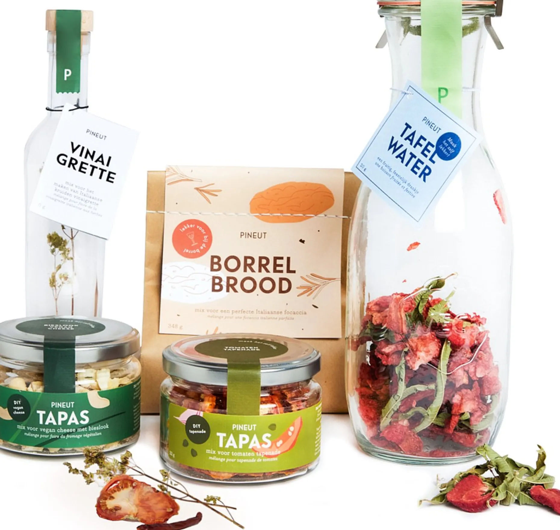 Pineut Kerstpakketten^ ® Borrelplank Pakket Tapas – Borrelpakket Culinair – Focaccia, Tapenade, Vinaigrette & Waterkaraf – Verwenbox Borrel – Geschenkpakket Borrelhapjes - Gezellig Genieten
