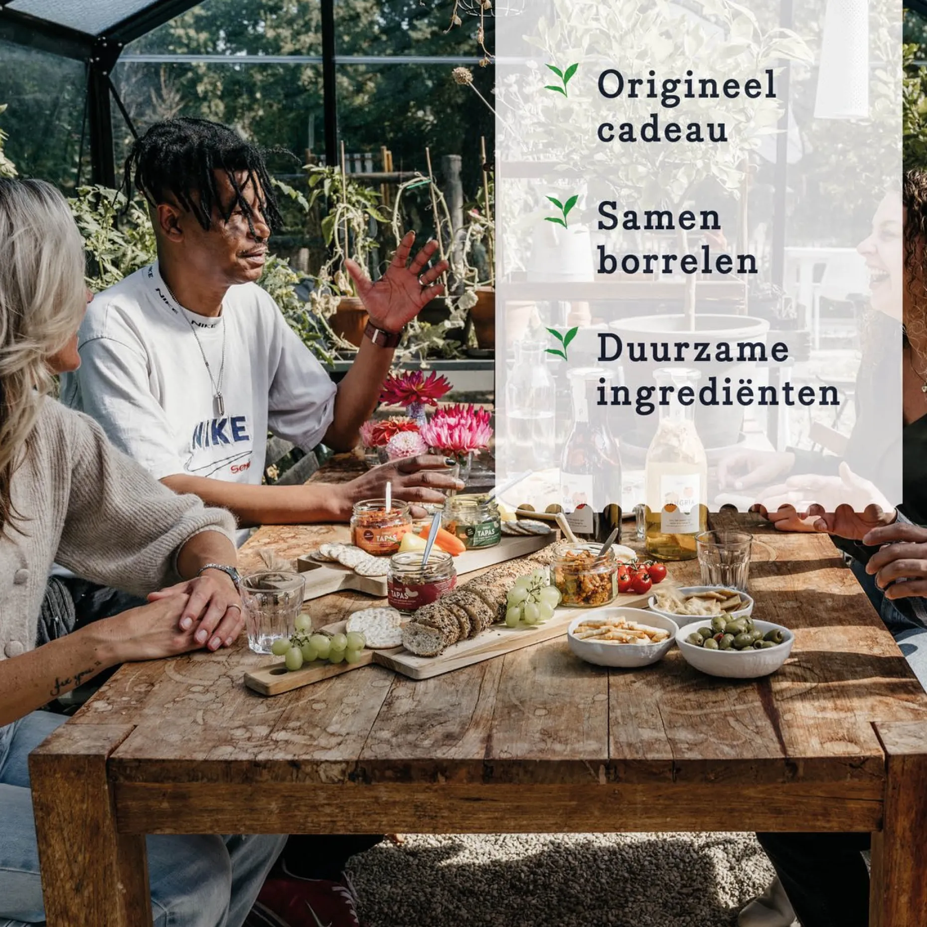 Pineut Kerstpakketten^ ® Borrelplank Pakket Tapas – Borrelpakket Culinair – Focaccia, Tapenade, Vinaigrette & Waterkaraf – Verwenbox Borrel – Geschenkpakket Borrelhapjes - Gezellig Genieten