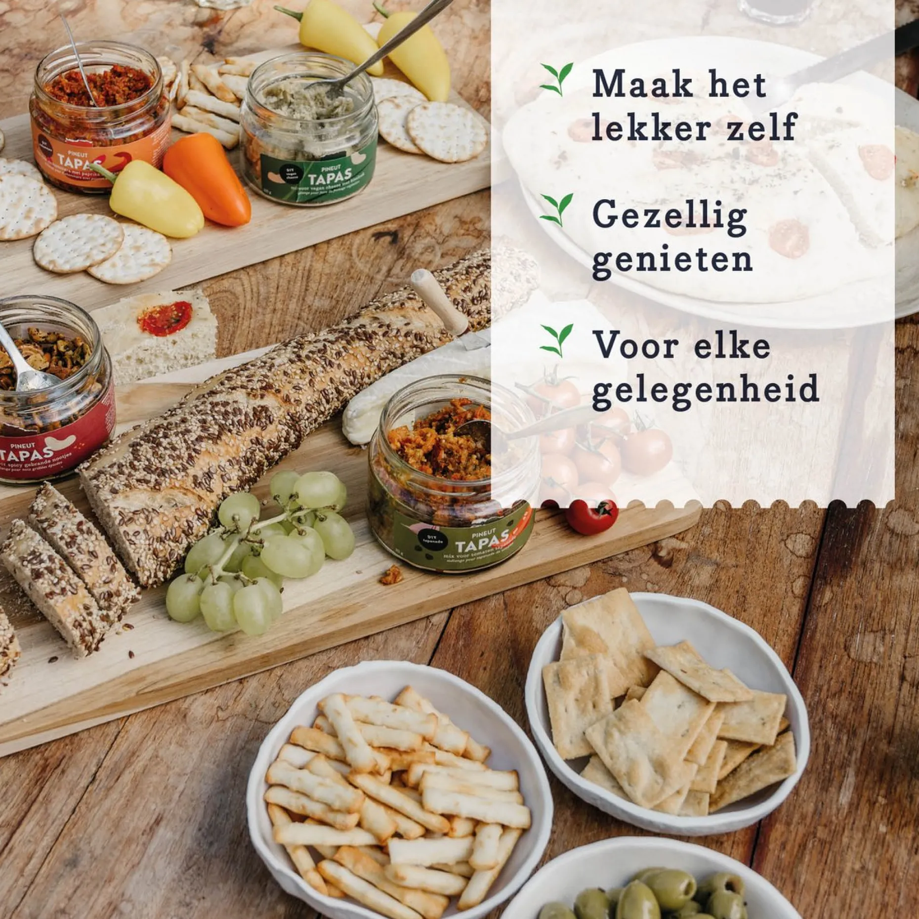 Pineut Kerstpakketten^ ® Borrelplank Pakket Tapas – Borrelpakket Culinair – Focaccia, Tapenade, Vinaigrette & Waterkaraf – Verwenbox Borrel – Geschenkpakket Borrelhapjes - Gezellig Genieten