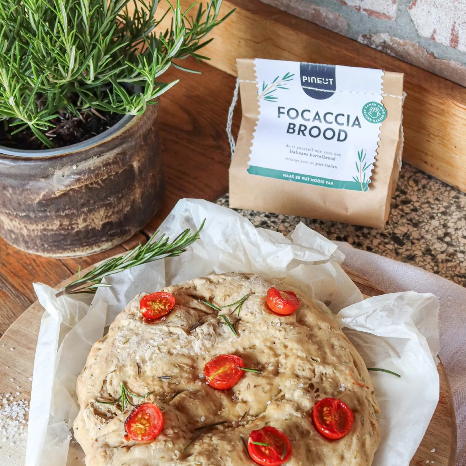 Pineut Kerstpakketten^ ® Borrelplank Pakket Tapas – Borrelpakket Culinair – Focaccia, Tapenade, Vinaigrette & Waterkaraf – Verwenbox Borrel – Geschenkpakket Borrelhapjes - Gezellig Genieten