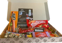Samenquizzen Kerstpakketten^Pubquiz Brievenbus Cadeaupakket - Kerstpakket - Klein Cadeau - Kerstpakket - Brievenbus Bedankje Personeel - Verjaardagscadeau - Cadeau Voor Mannen - Cadeautje Voor Vrouwen - Brievenbuscadeau - Attentie