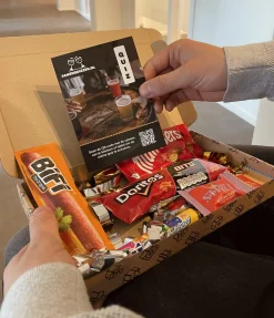 Samenquizzen Kerstpakketten^Pubquiz Brievenbus Cadeaupakket - Kerstpakket - Klein Cadeau - Kerstpakket - Brievenbus Bedankje Personeel - Verjaardagscadeau - Cadeau Voor Mannen - Cadeautje Voor Vrouwen - Brievenbuscadeau - Attentie